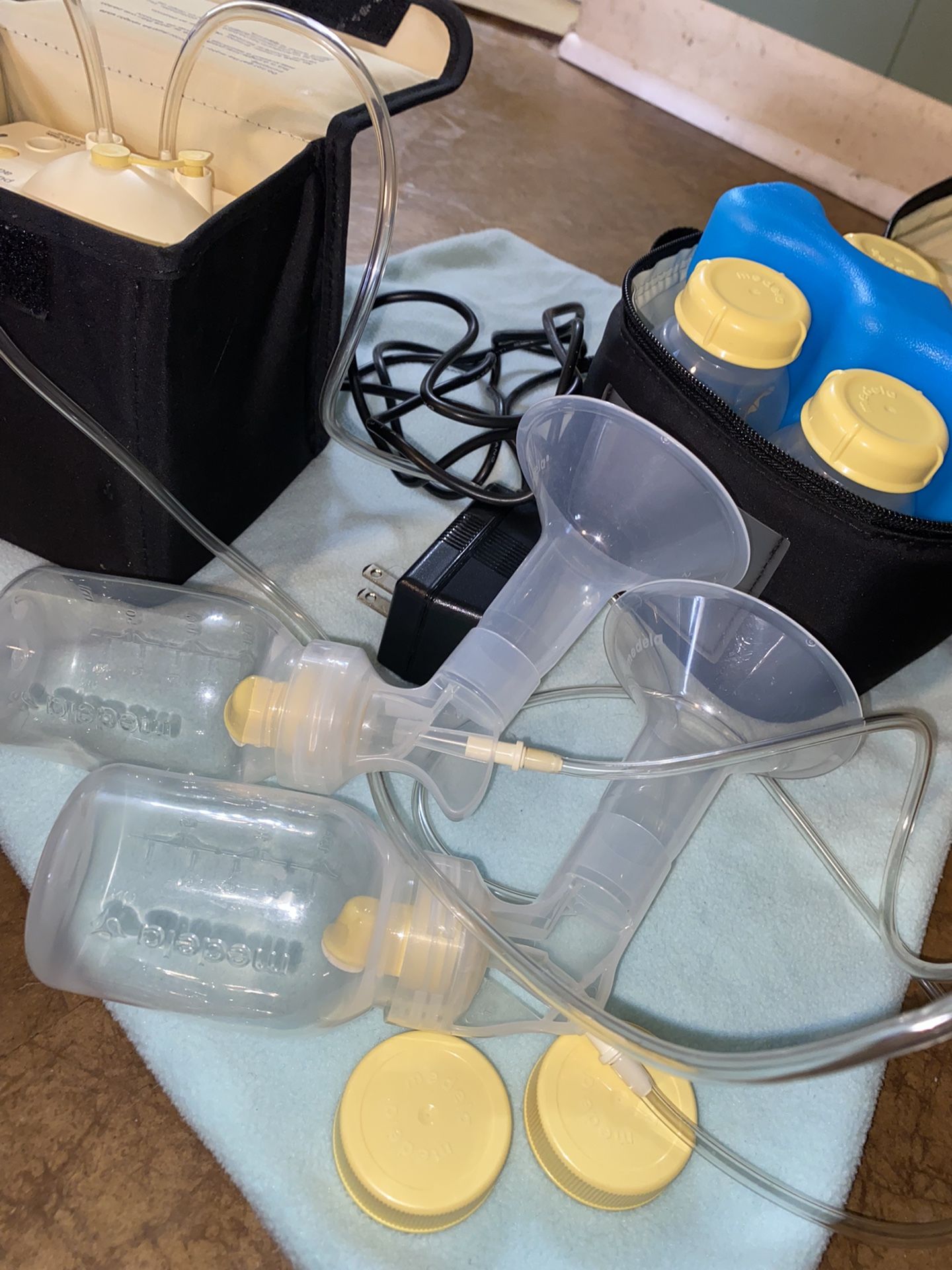 Medela Breast Pump w/ Storage Cooler