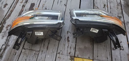 GMC Sierra Headlights Left/Right 900$ or best offer Thumbnail