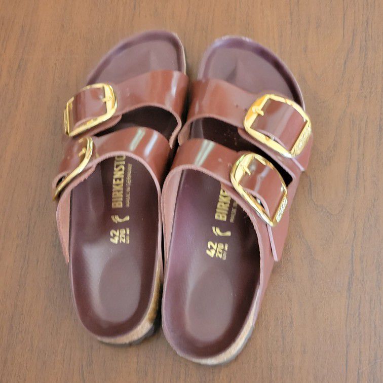 Birkenstock Sandals Arizona 240 L11 M9 Size 42 High shine chocolate 
leather.  Gold tone hardware. New, never been worn