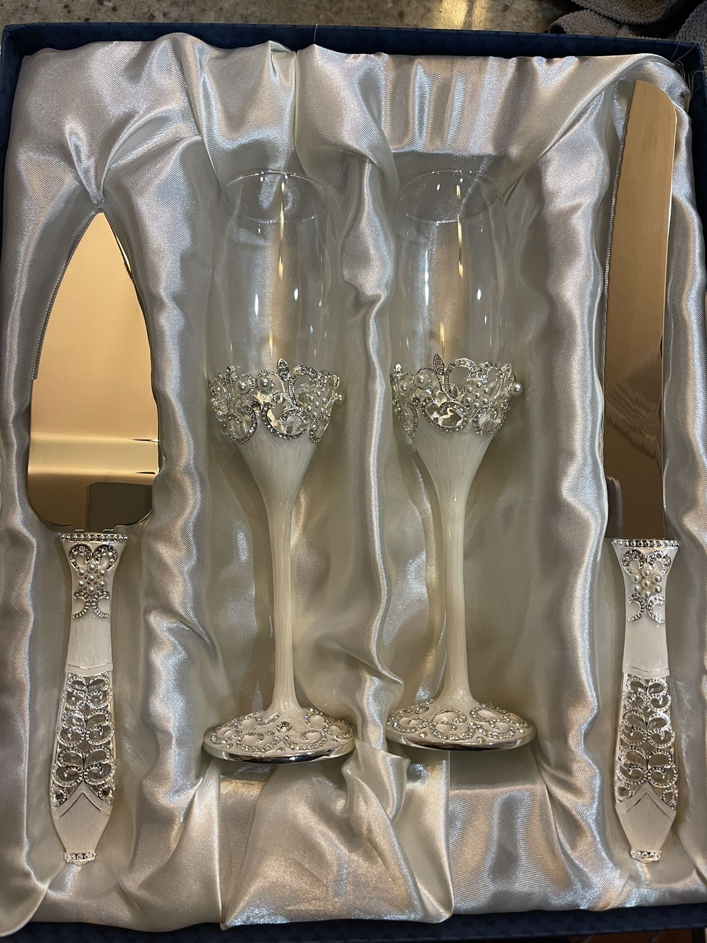 Champagne Glasses & Cake Cutting Set