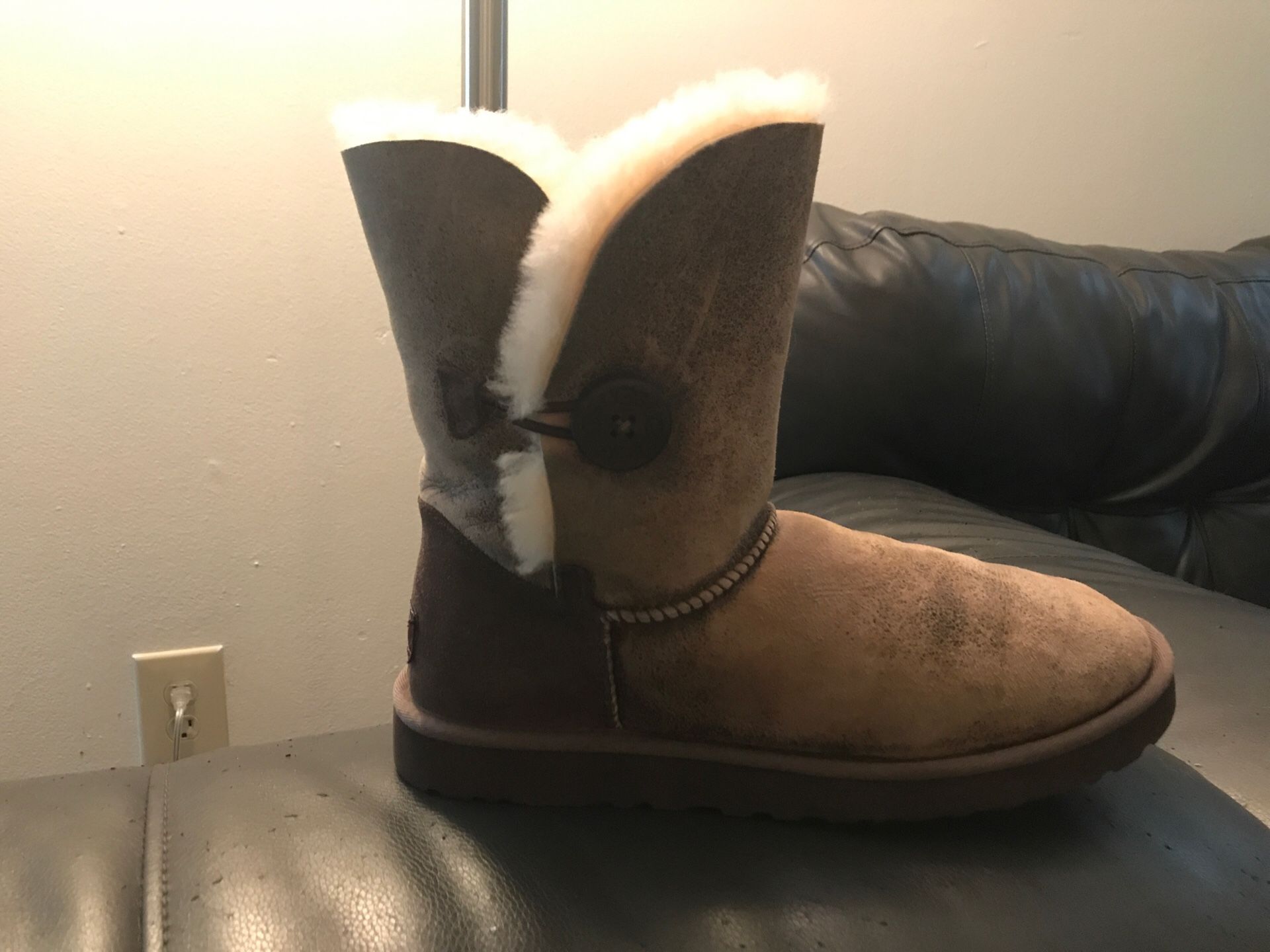 UGG Bailey Button Winter Boots Dark Chestnut Women’s Size 10