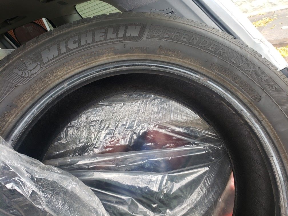 Two Michelin Defender LTX M/S 245/55R19