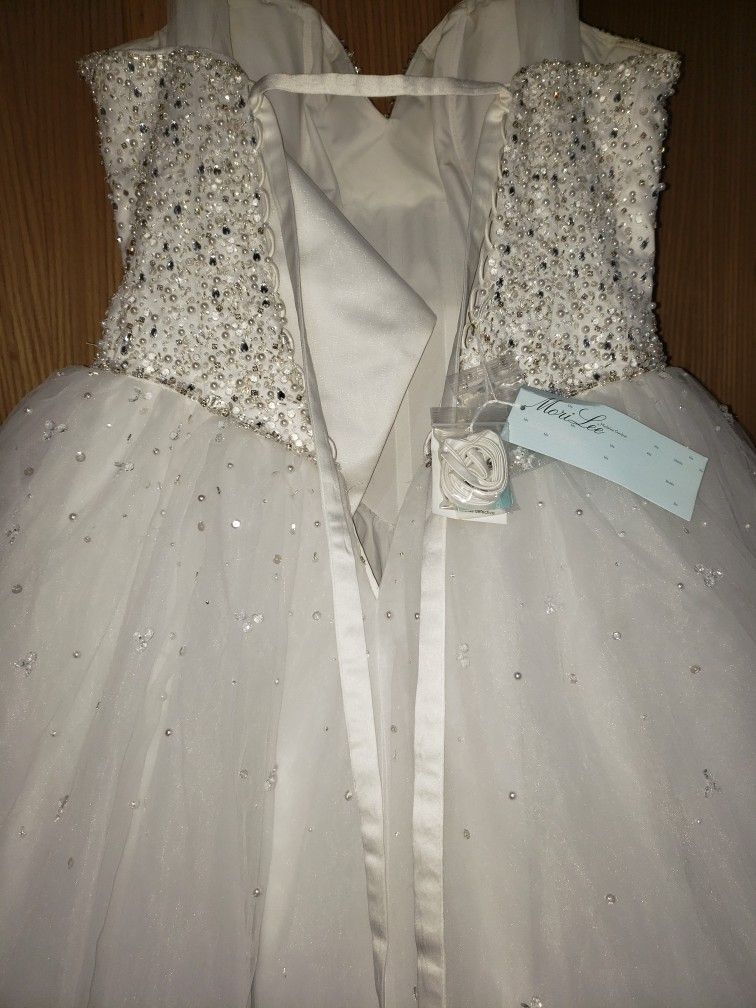 Beautiful Wedding Dress With Traine