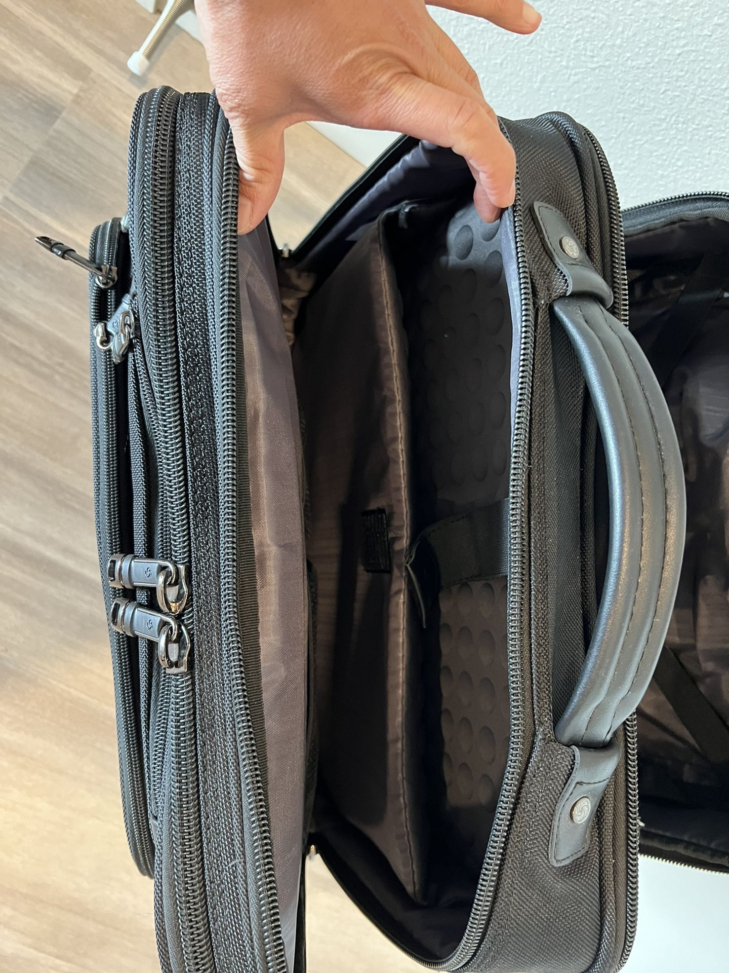 Samsonite Business Luggage Bag