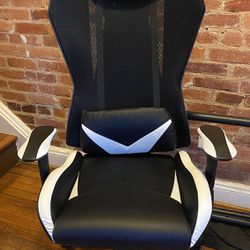 Almost Brand new Gaming Chair Thumbnail