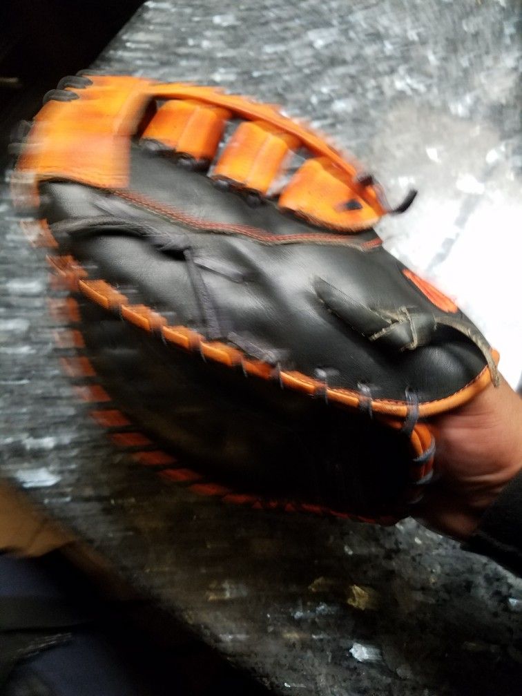 WILSON A2000 MC24 LHT 12 " 1B GLOVE
