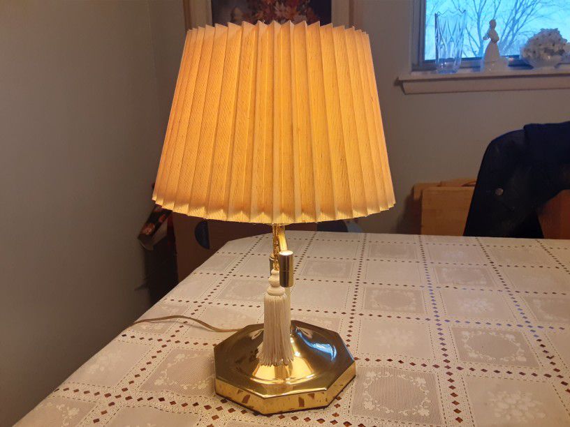  VERY NEAT LOOKING  BRASS LAMP  THAT IS  adjustable For LITE  17inches Tall 