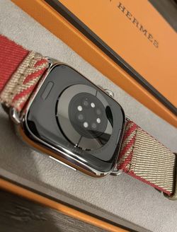 (New and Unlocked) Apple Watch Series 7 - 45mm Thumbnail
