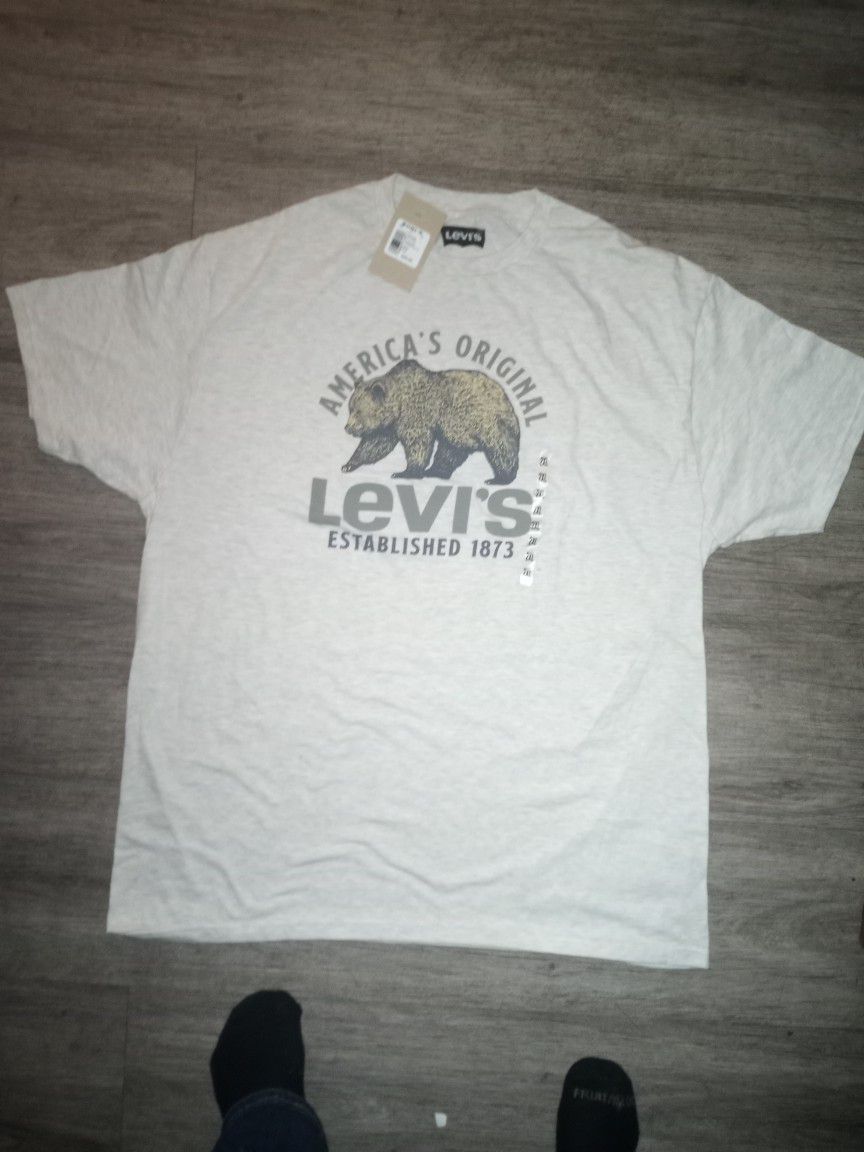 Men's  Levi's  2XL short sleeve T-shirt cream colored w/Levi's  logo