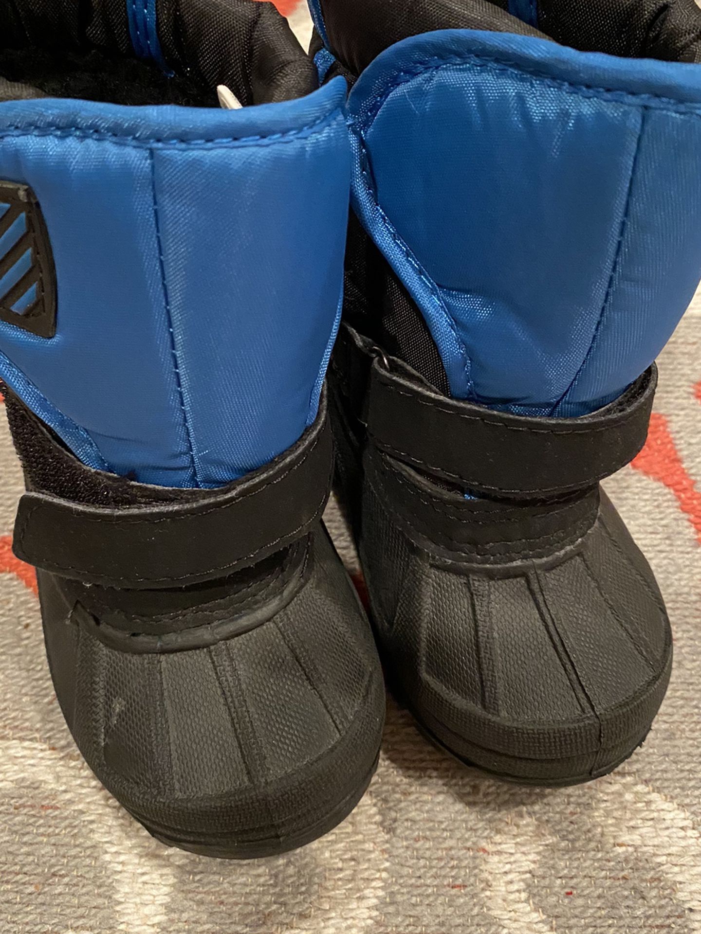 Kids snow boots Size 5