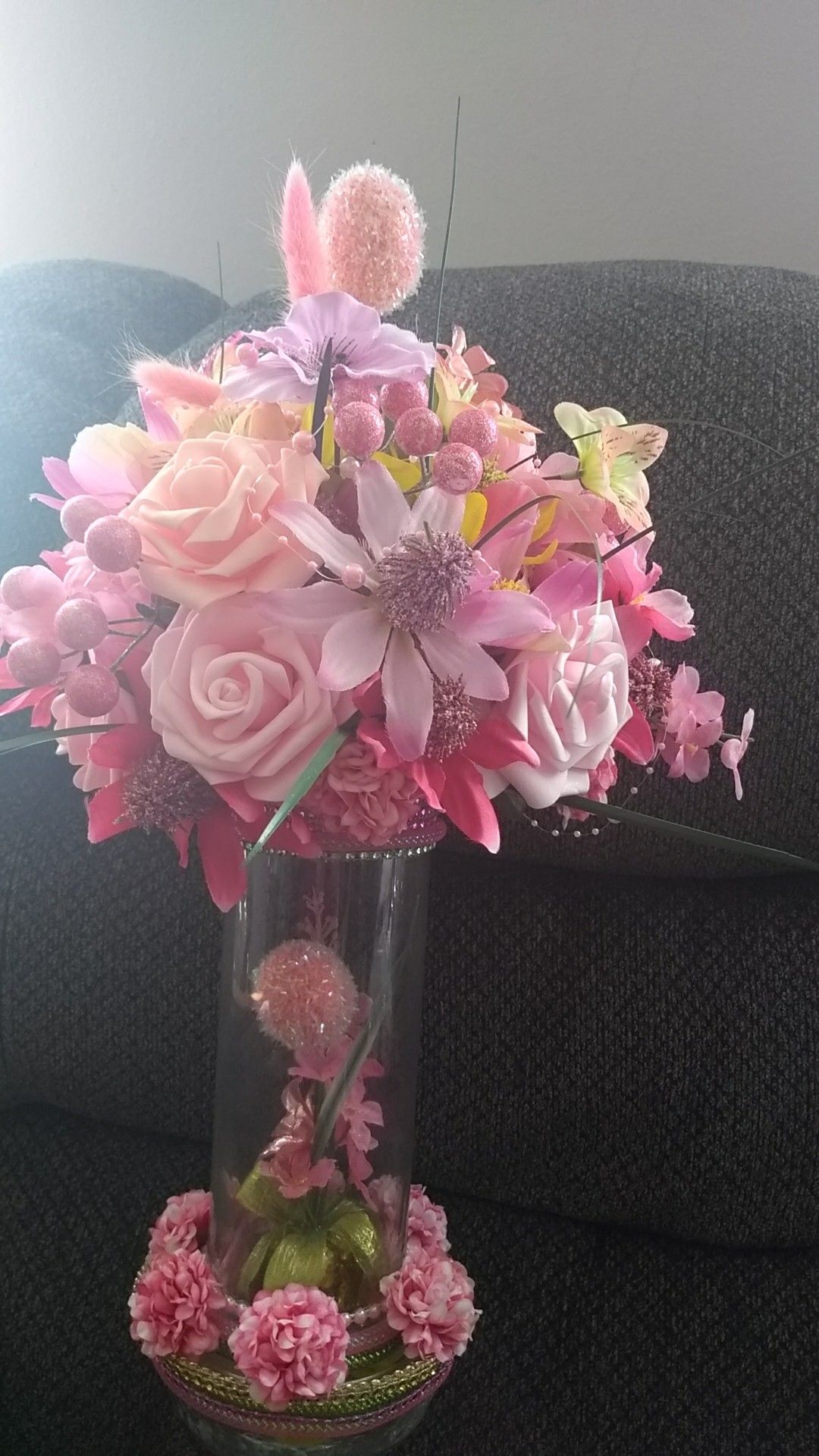Vase made by hand, made of glass, flowers and rhinestones.