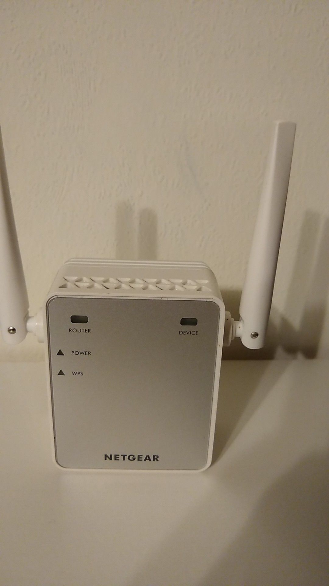 Netgear WiFi range extender / EX2700