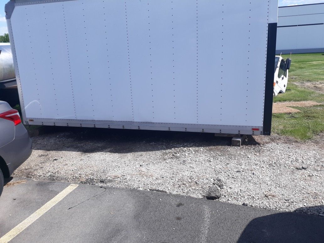 Trailor enclosed No Wheels