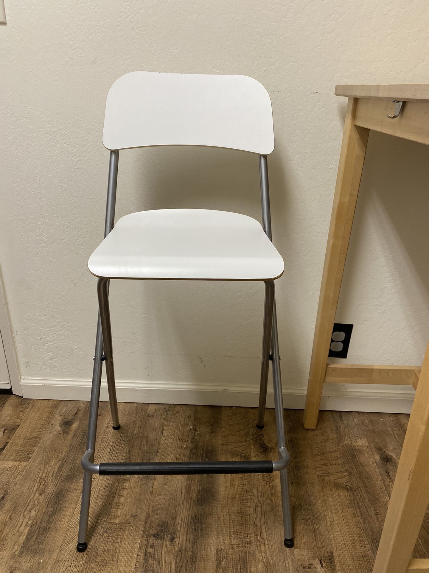 Square bistro Table + 2 Chairs