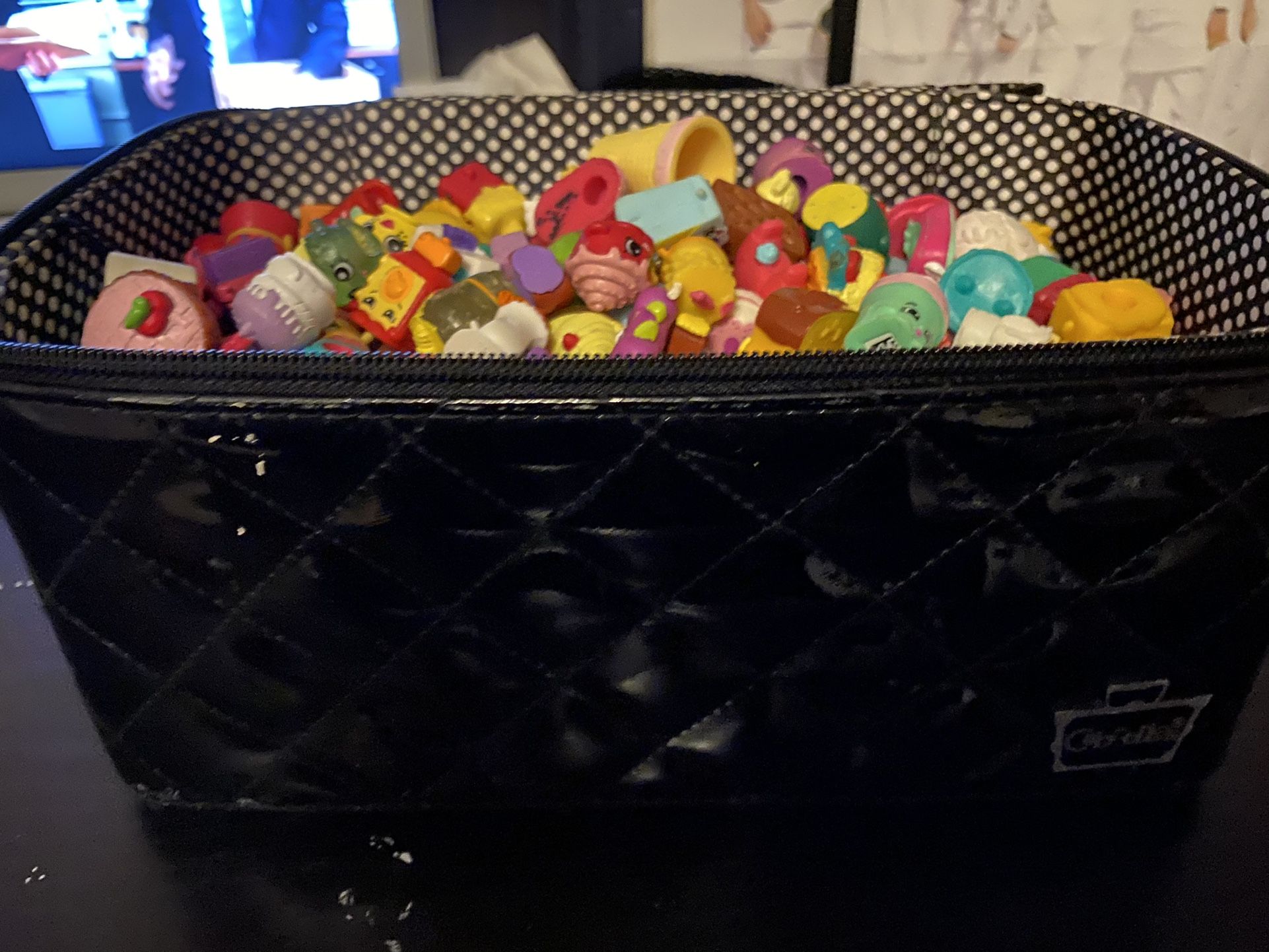 400 Shopkins Season 1-7 Random. (comes With Squishys And Food Erasers)
