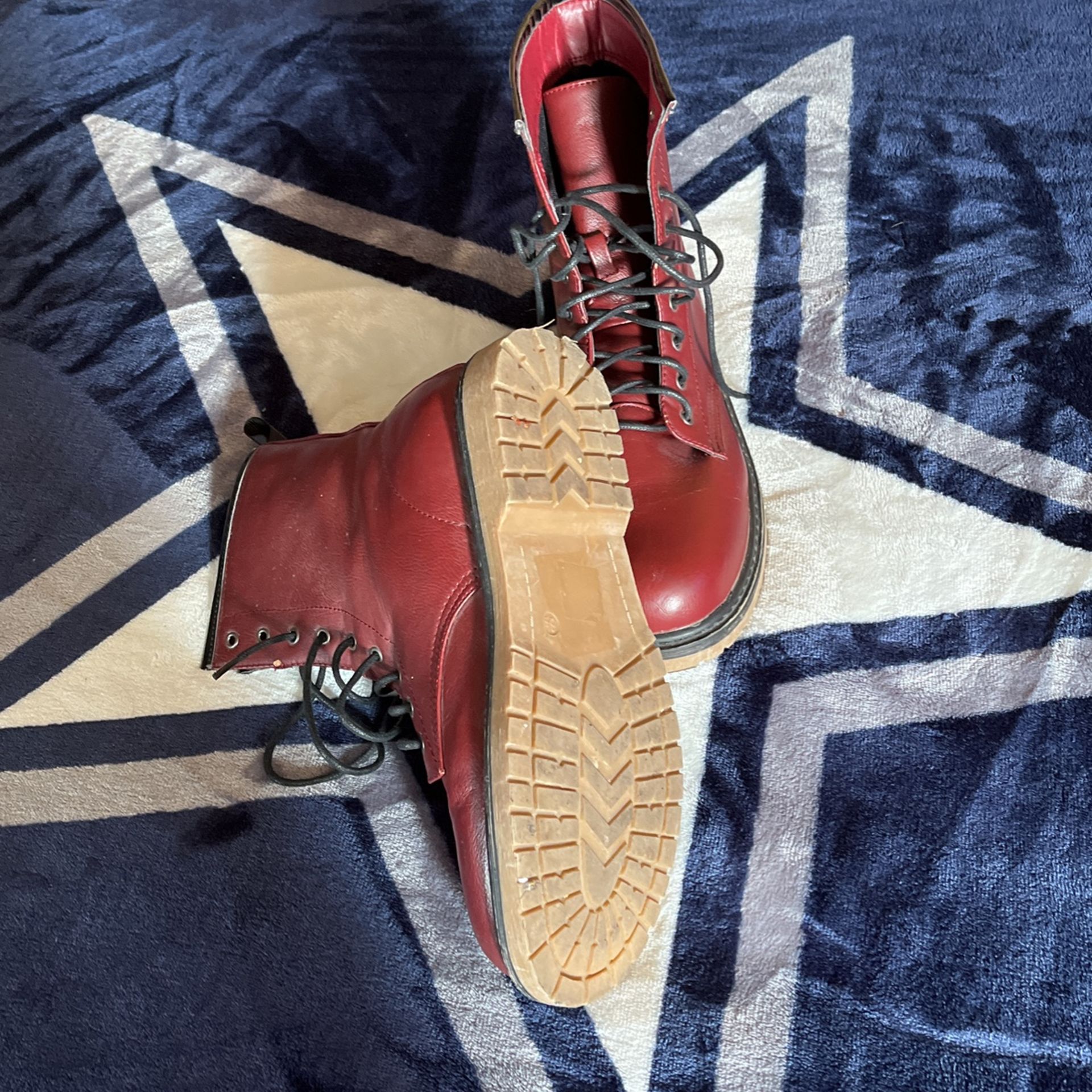 dr martin boots in great conditio wine color