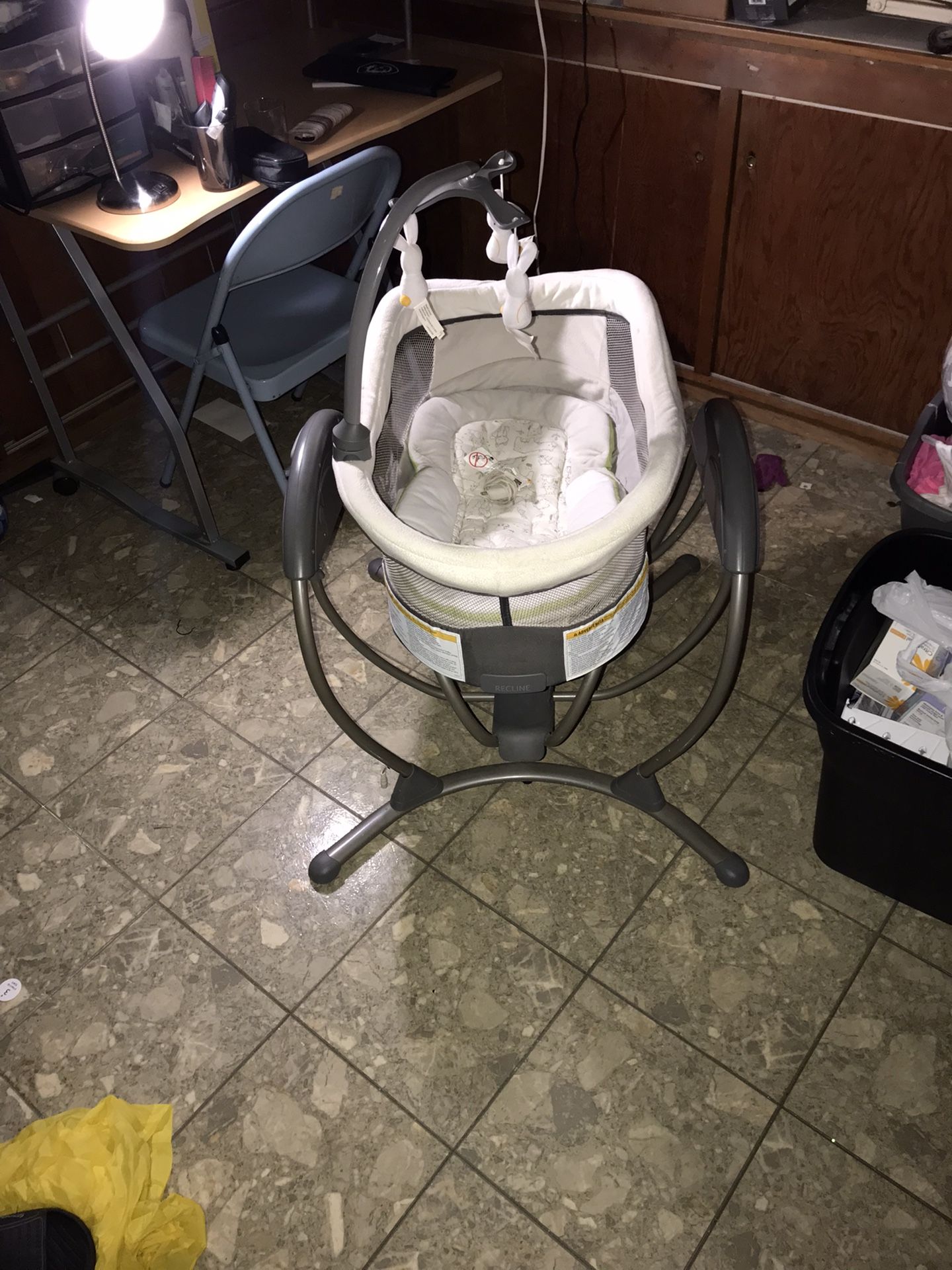 $100 Or b/O Graco Cradle That Swings, Vibrates & Has A Noise Machine On It