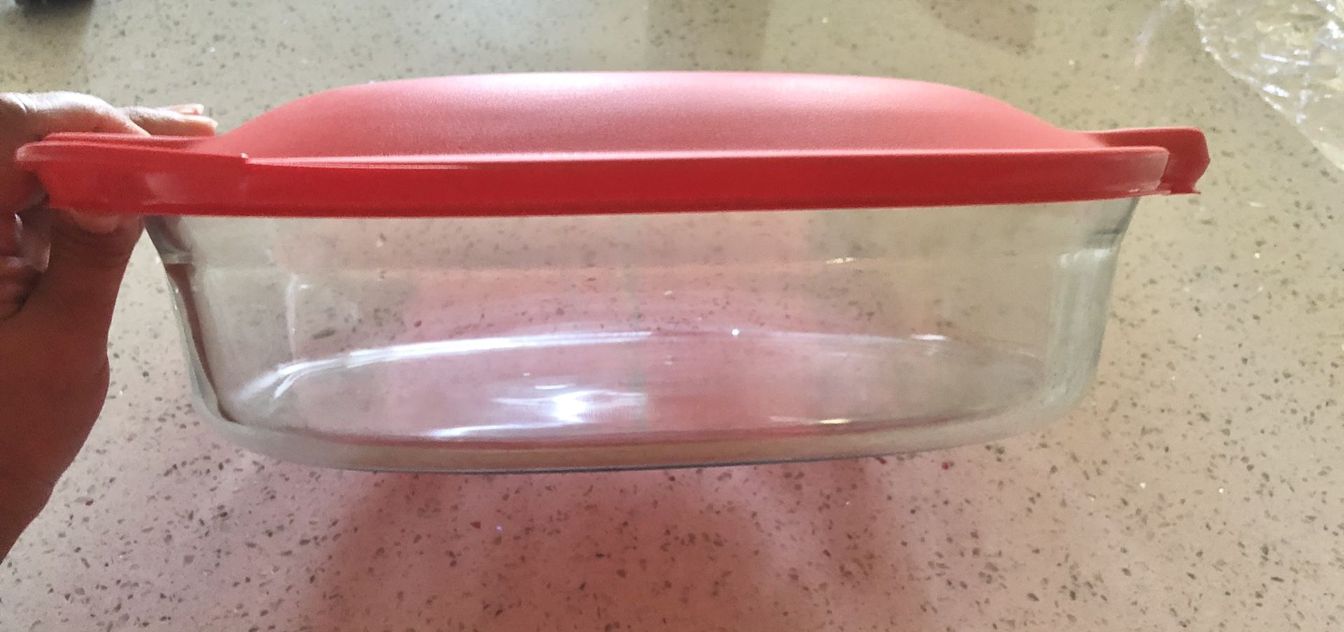 Brand new Pyrex bowl with lid - 2.5 qt