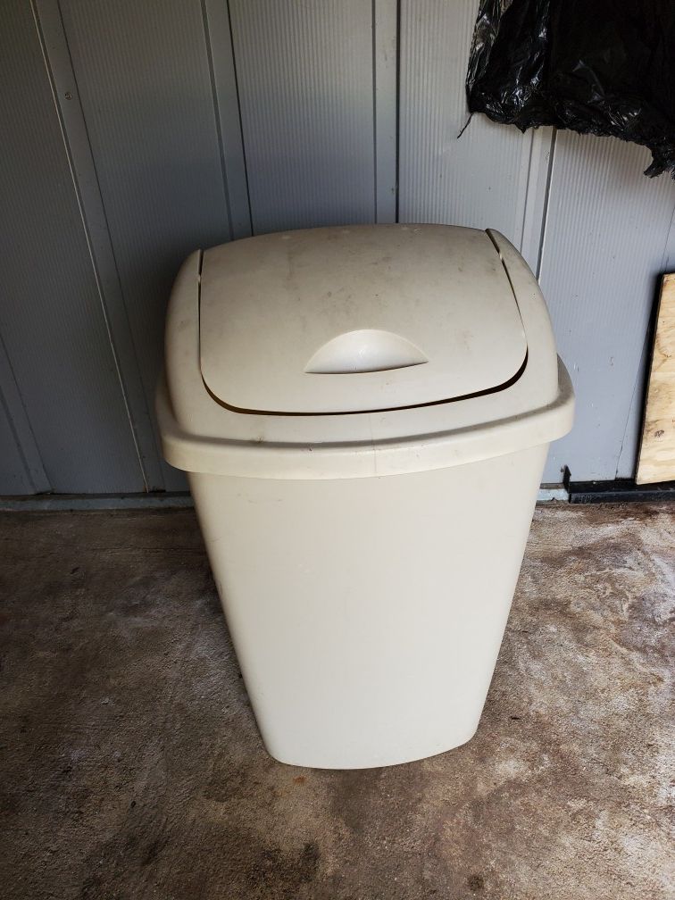 Garbage can