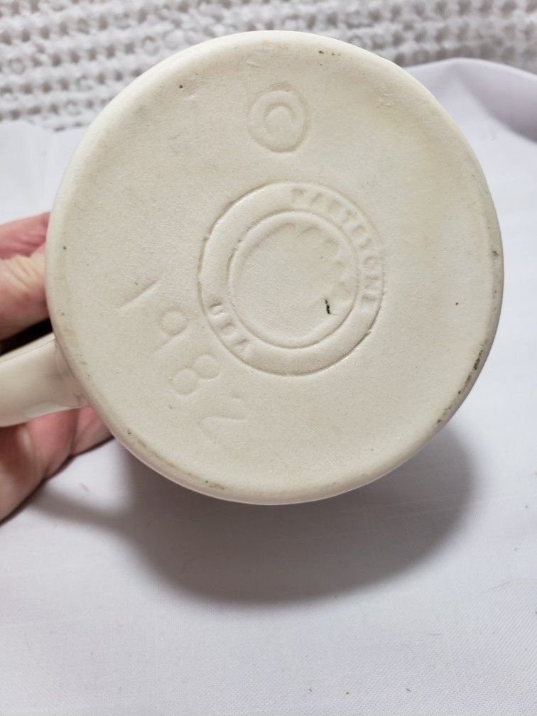 Hartstone pottery mug dove & holly . Good condition and smoke free home. Measures 4" T X 4" W .