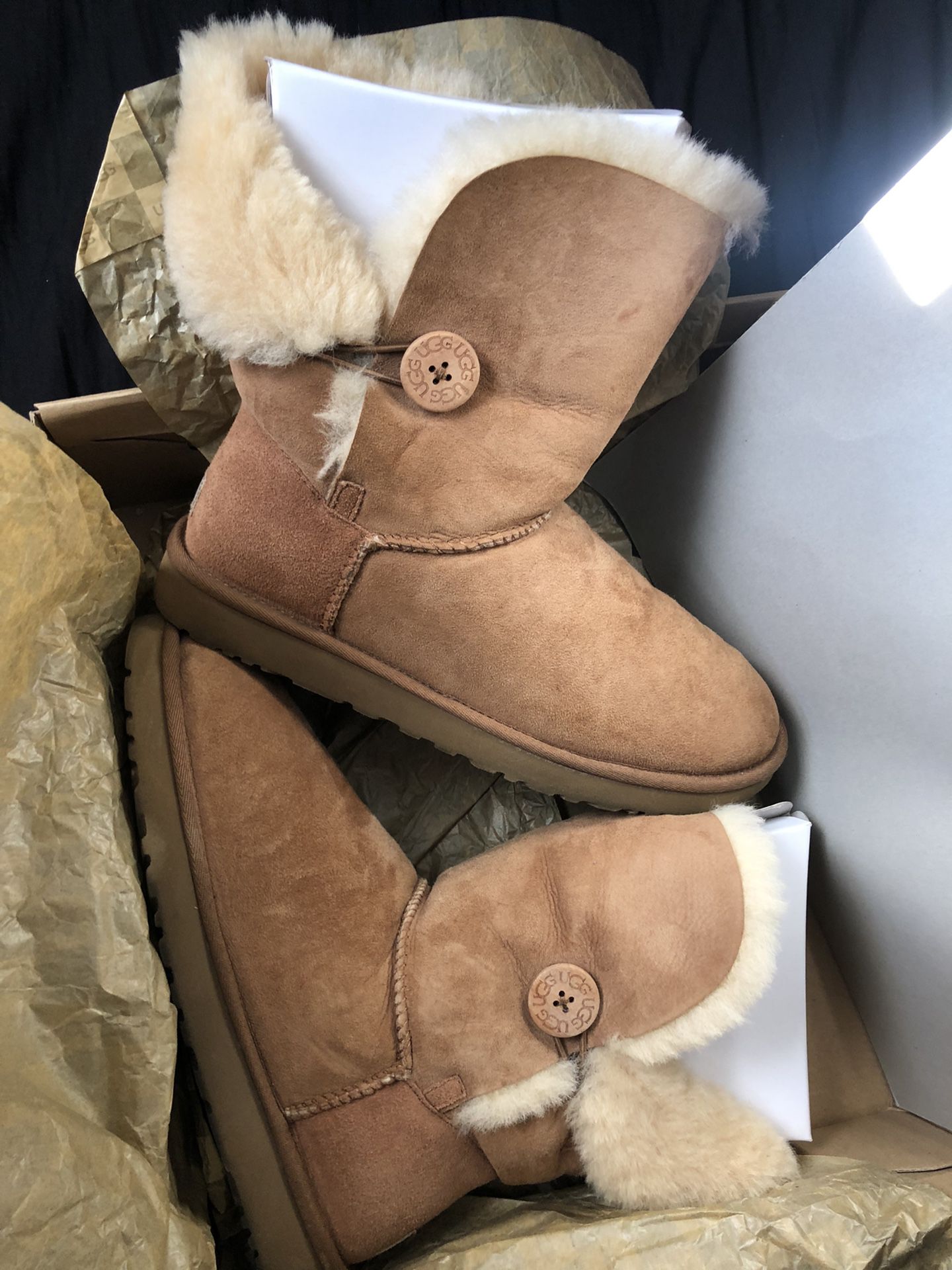 Ugg Boot With Side Button Size 11