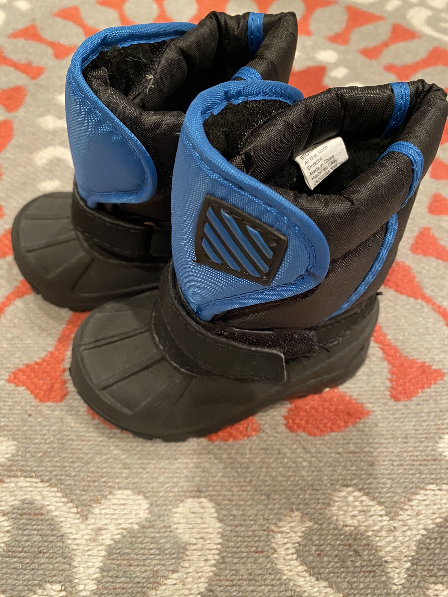 Kids snow boots Size 5