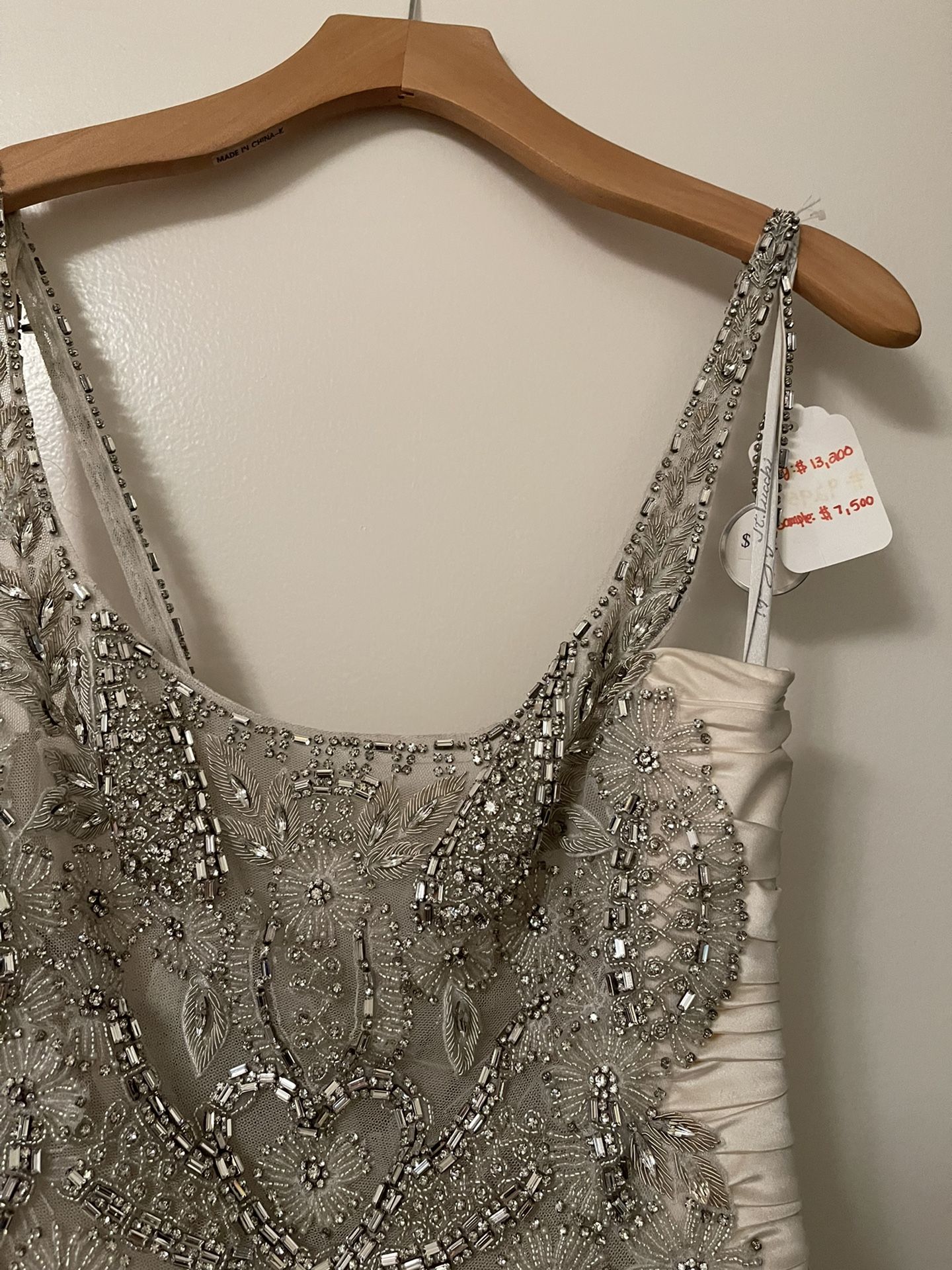 Beautiful wedding dress brand new size 6 to 8