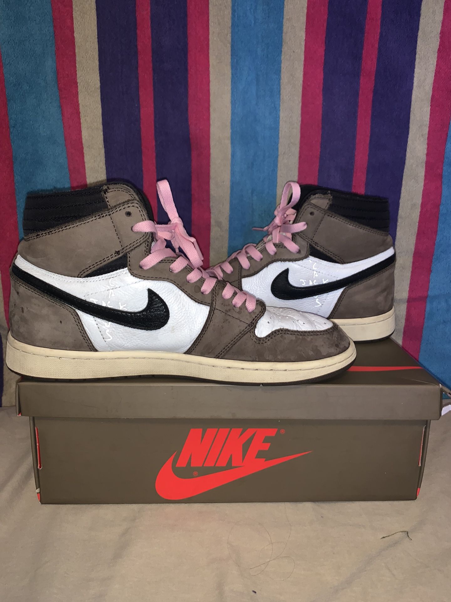 Jordan 1 High Travis Scott