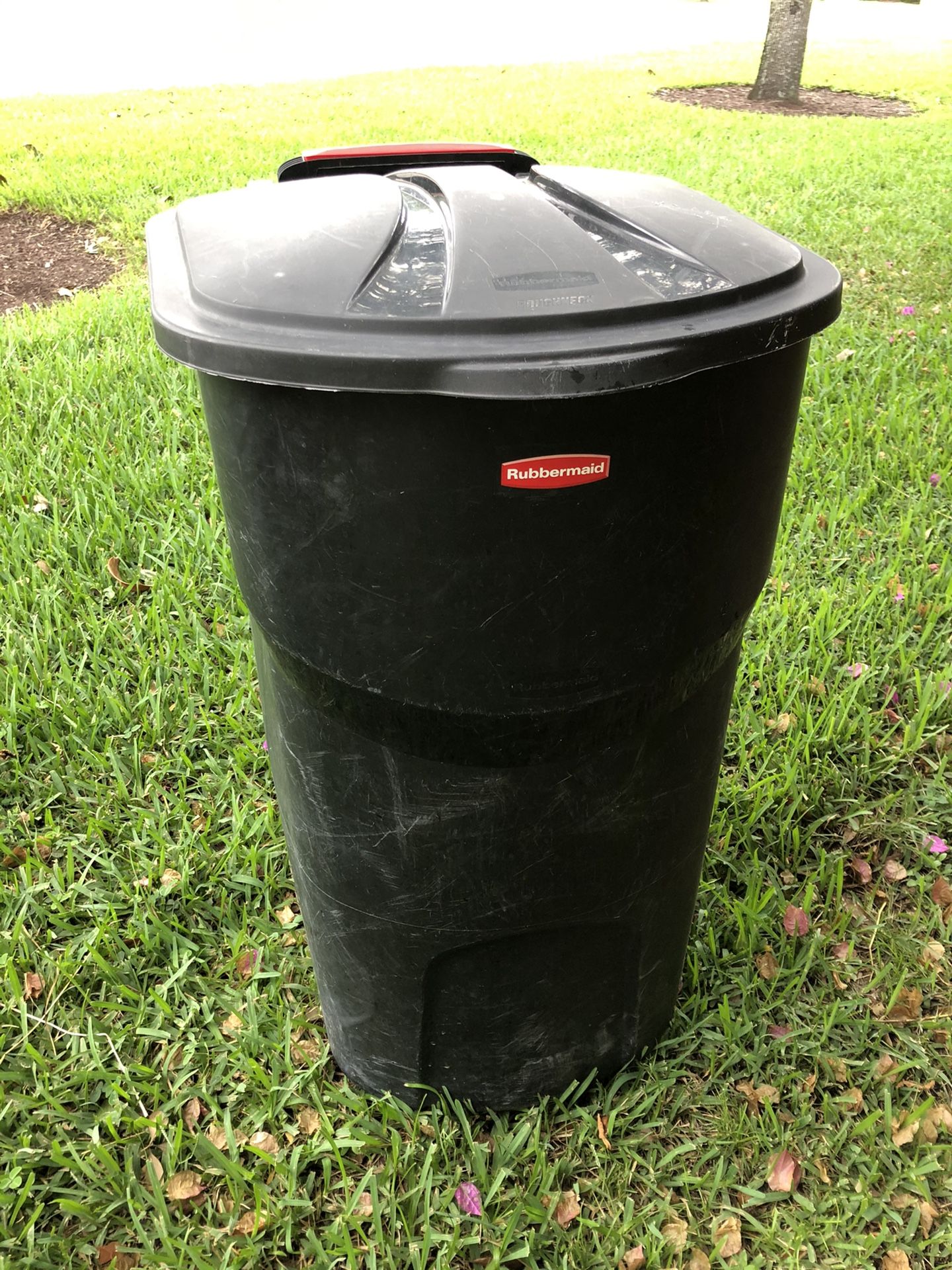 Rubbermaid Roughneck 45 Gal Black Wheeled Trash Can With Lid For Sale In Vlg Wellingtn Fl 