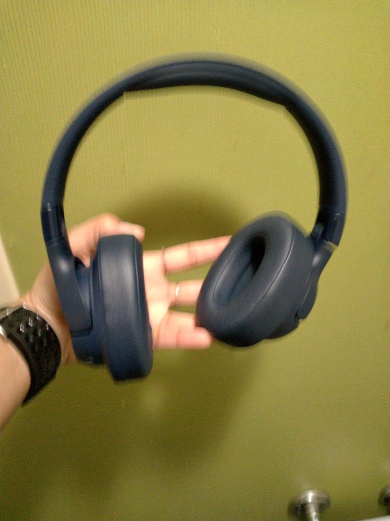 *JBL* Navy Wireless Headphones!!