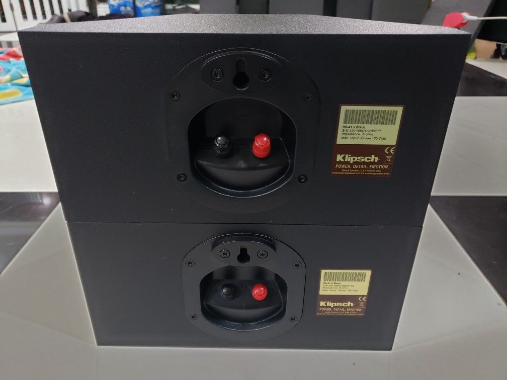 Klipsch RS 41 II 400 Watts Peak (Pair) Bookshelf or wall speakers like new, perfect working, amazing