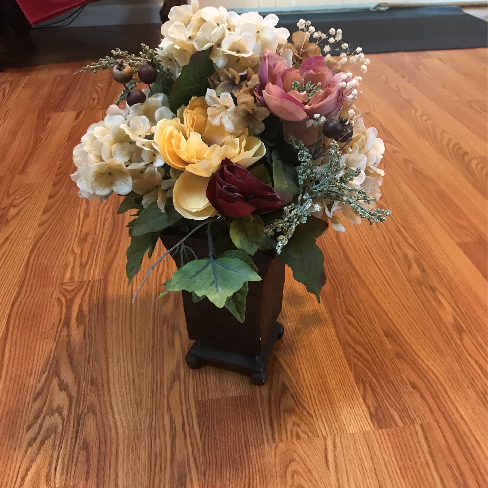 Decorative flower arrangement (fake Flowers)