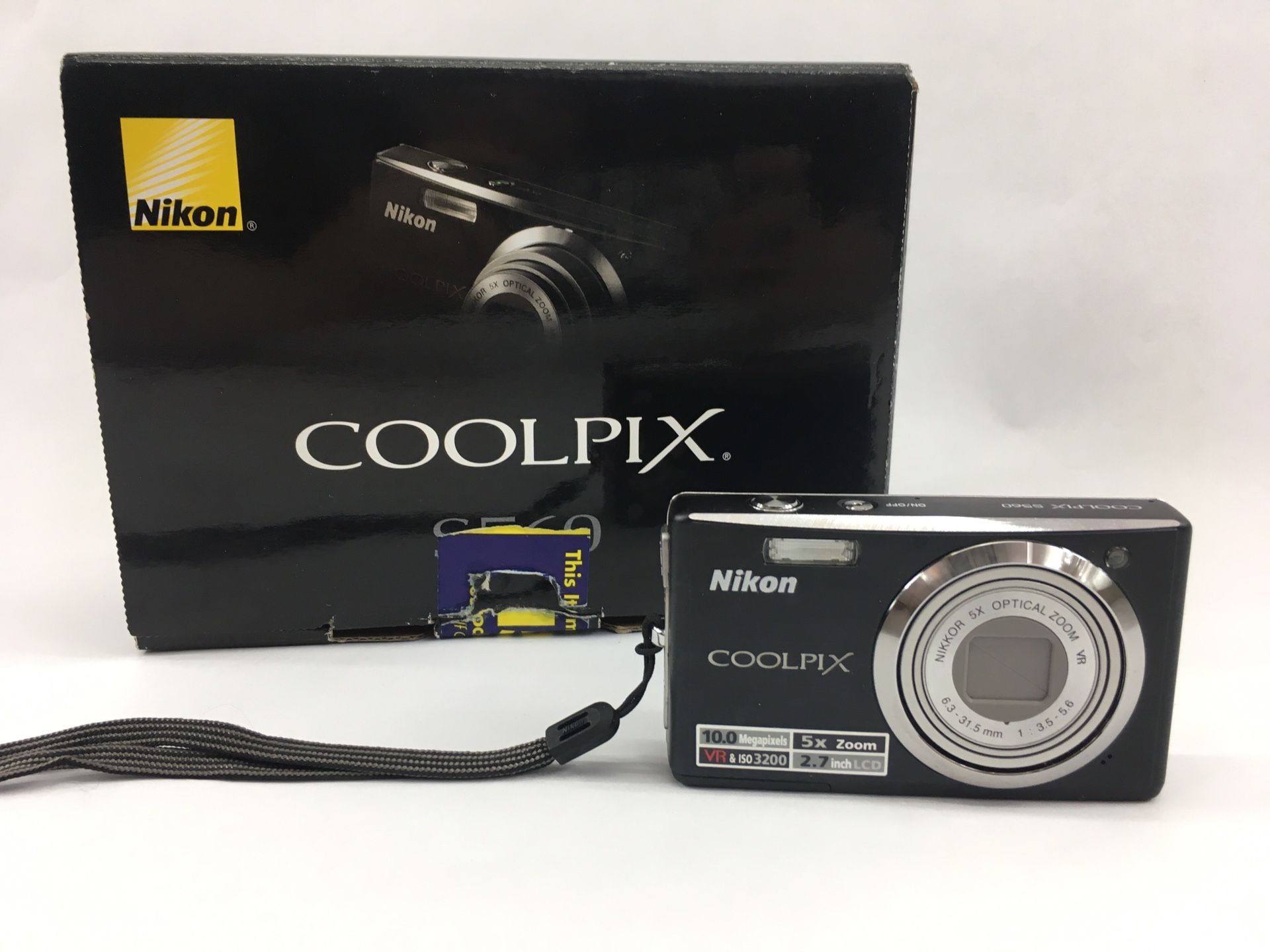 Nikon Coolpix S560 10.0MP Digital Camera w/ Battery, Charger, and