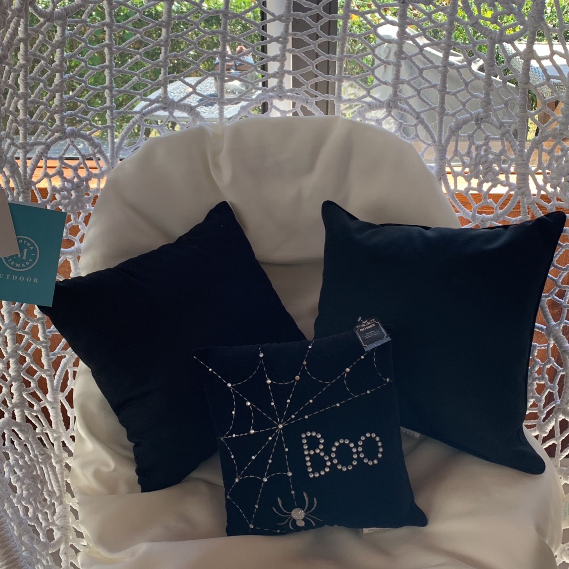 Egg Hanging Chair. New! White Stand And Hanging Basket. Beautiful! Cream Cushion Included Not Black Pillows. Beautifully!