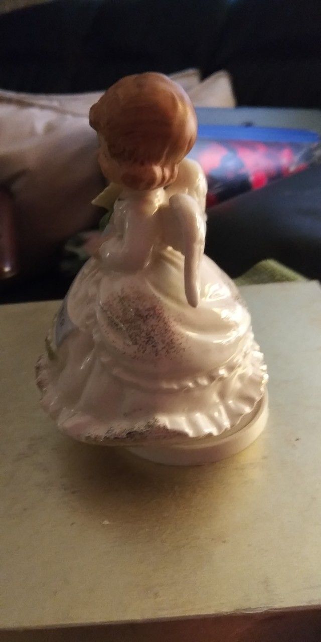 VINTAGE COLLECTIBLE LADIES MISS NOVEMBER CERAMIC PORCELAIN "HAPPY BIRTHDAY" MUSIC BOX MADE IN JAPAN