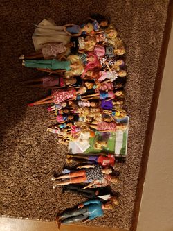Barbie House, Accessories, Clothing, Furniture, and 40 Dolls Thumbnail