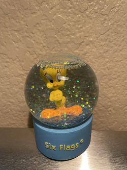 Vintage 1997 Tweety Bird Snow Globe Six Flags Looney Tunes  Thumbnail