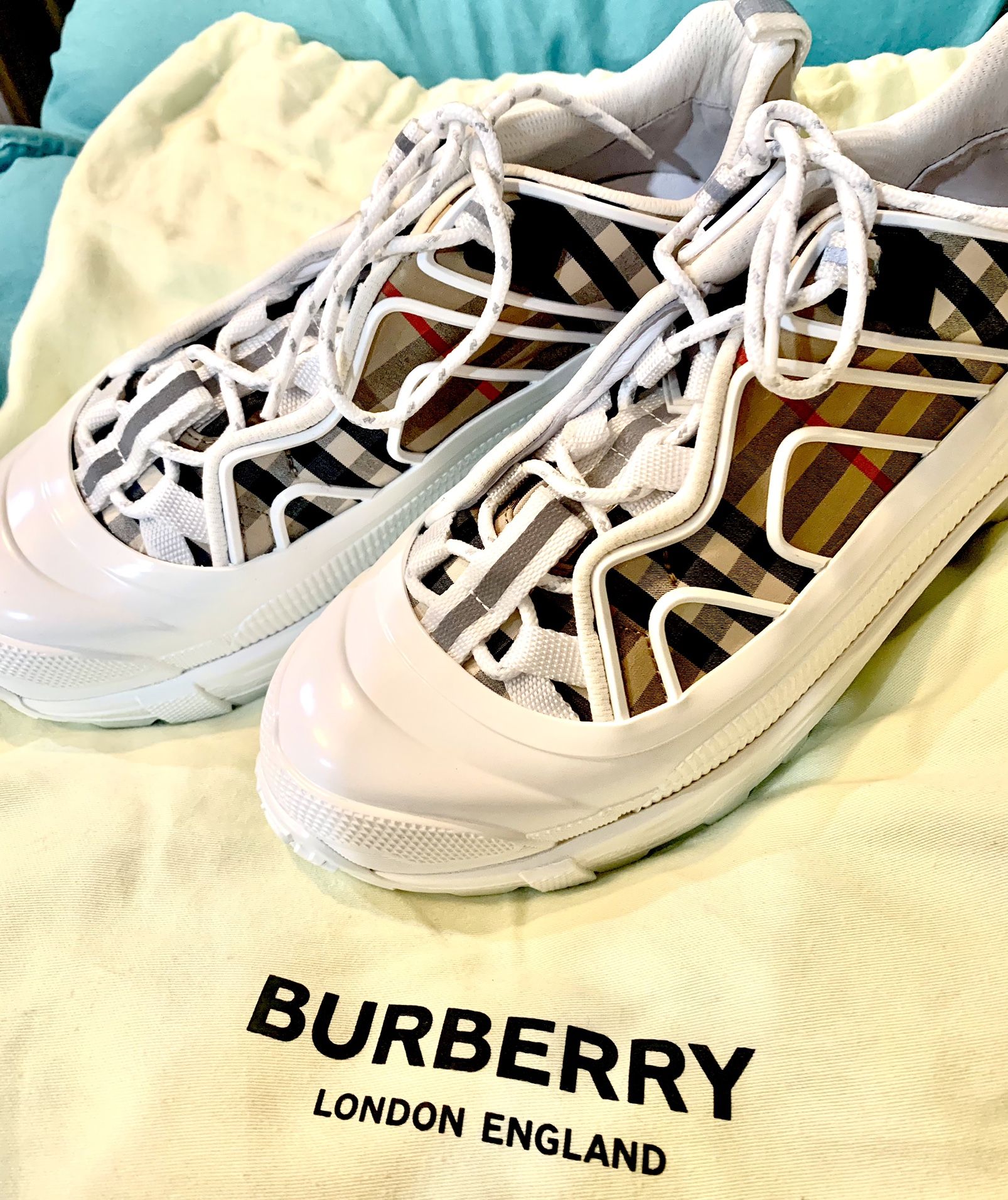 10010Burberry Arthur Check Sneakers SizeWith 7 Men’s 8 1/2 Women’s