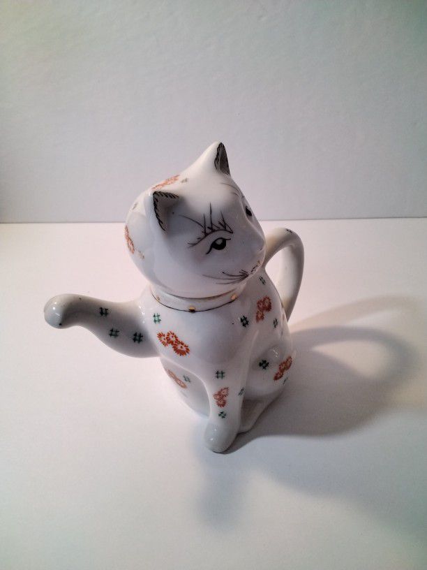 A Very Cute Cat Tea Pot .
