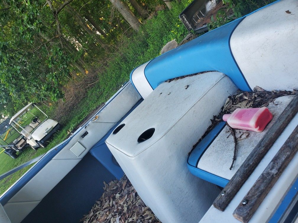 Fourwinns Speed Boat Ran Last Summer Don't Know The Problem Come Pick It Up Comes With Trailer An Cover Clean Title In Hand $1000 Obo