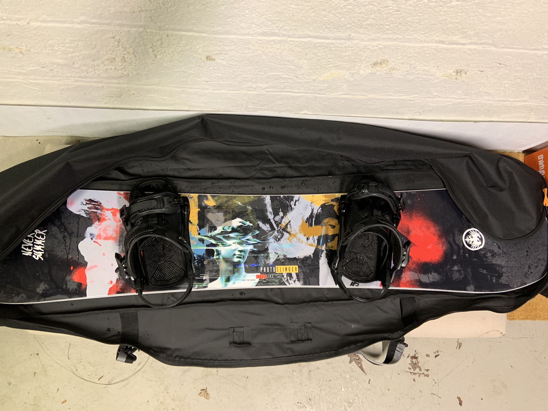 Never Summer Proto Slinger 156 x 2020 Arbor Hemlock Bindings x Travel Bag