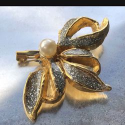 Vintage Gold Tone Faux Pearl Pin Brooch  Thumbnail