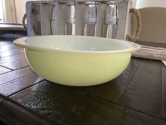 Vintage Pyrex 024 lime green bowl Thumbnail