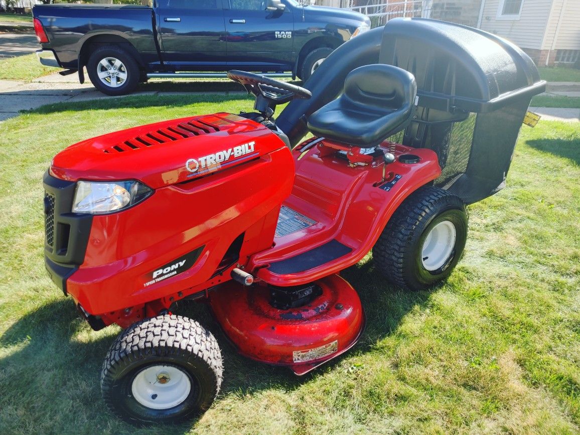 RIDING LAWNMOWER TROY-BILT YEAR 2012