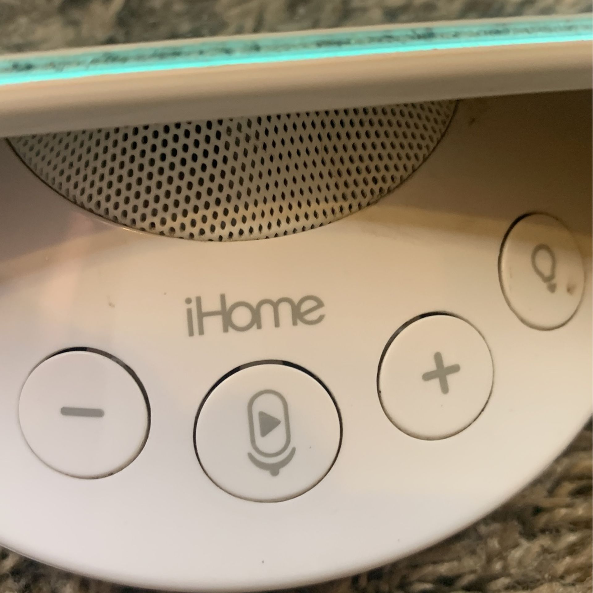 iHome 7” X 9” Bluetooth Mirror