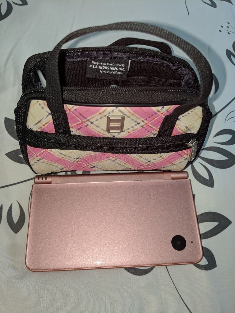 Nintendo Dsi XL, charger and accessory case in coral