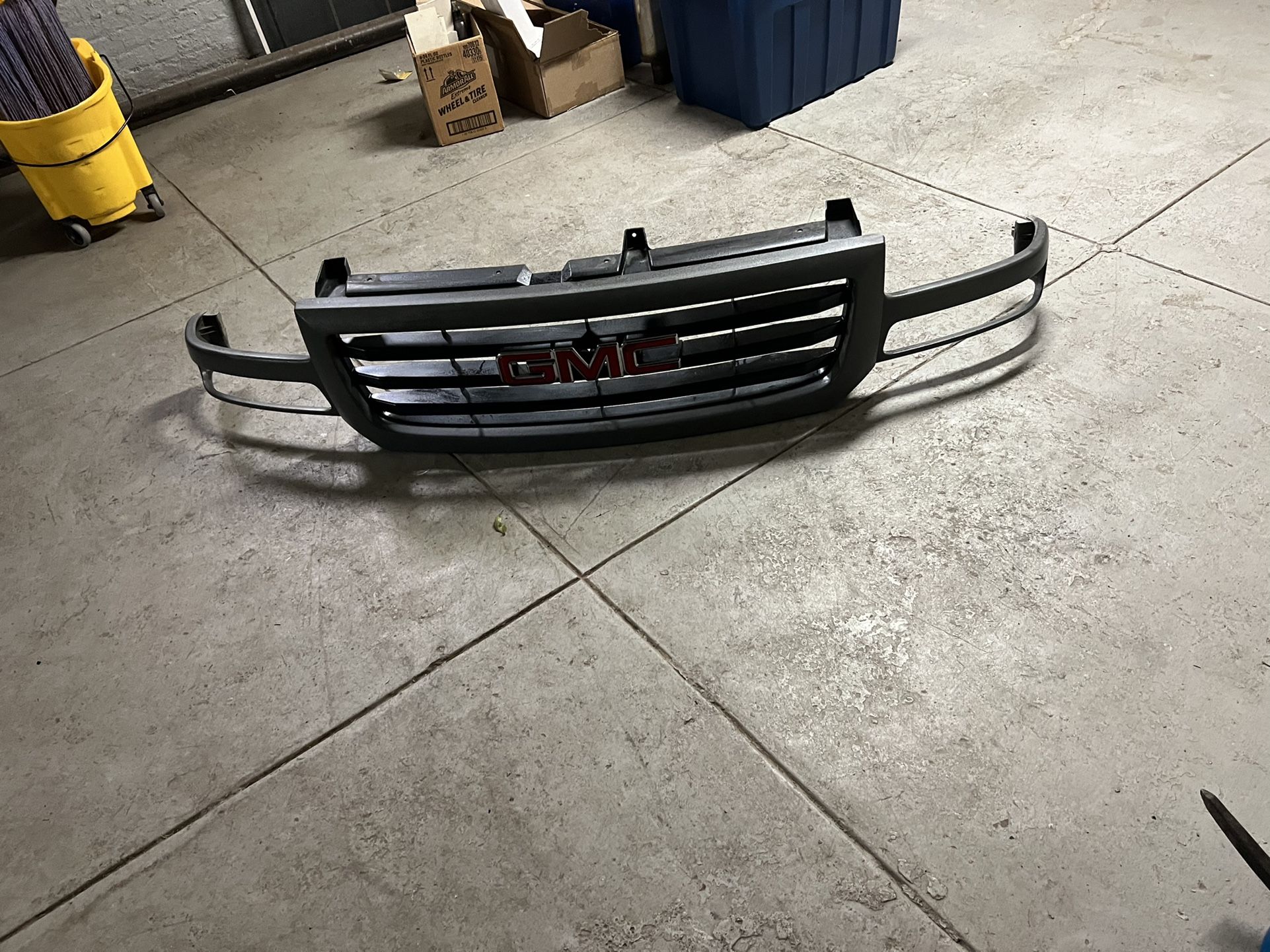 2003-2006 GMC Sierra 1500 Grille