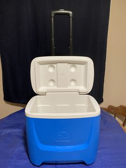 Igloo cooler with wheels and extension handle Thumbnail