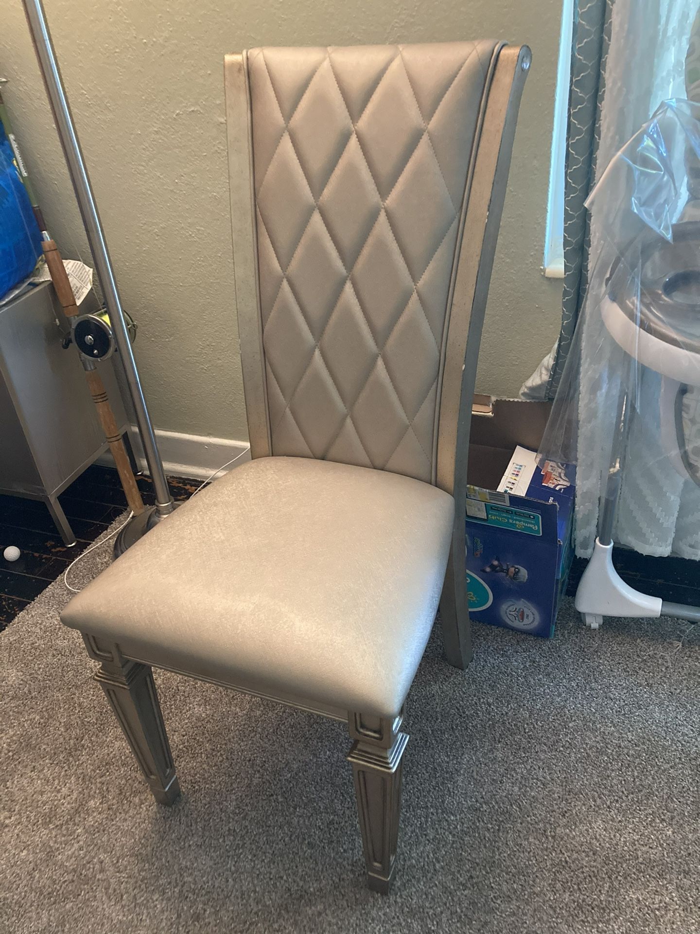 Dining room sets good condition has a few scratches comes with four chairs one is a captains chair I do have the lease that goes in the middle of maes