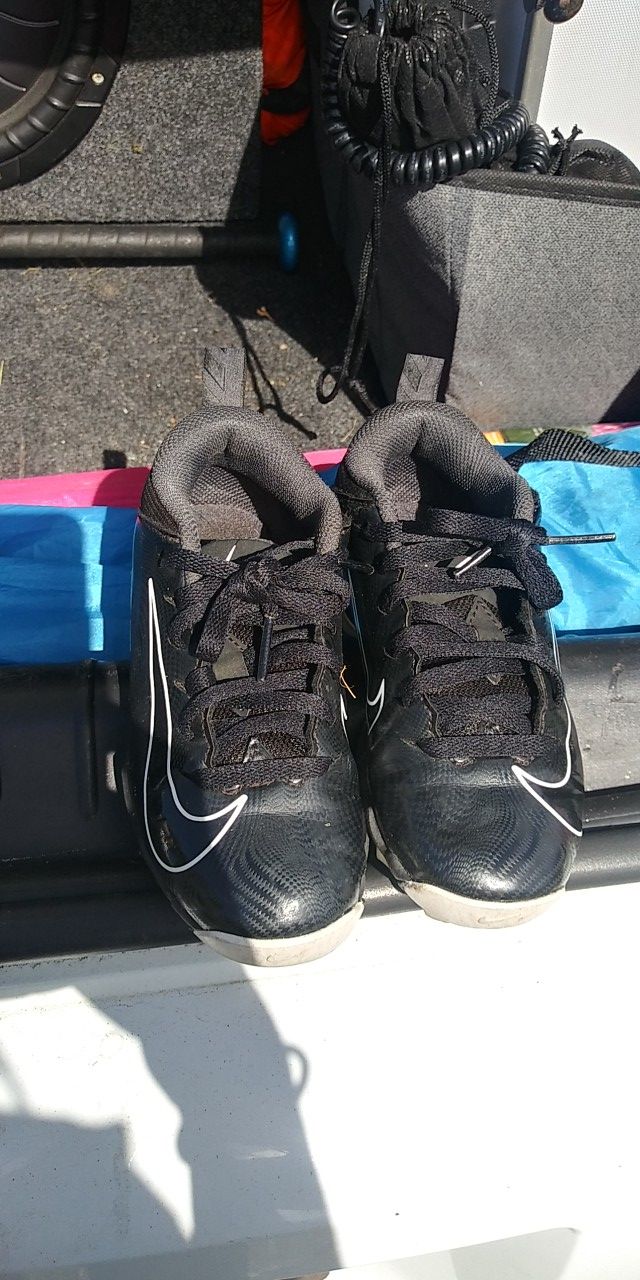 Youth football cleats